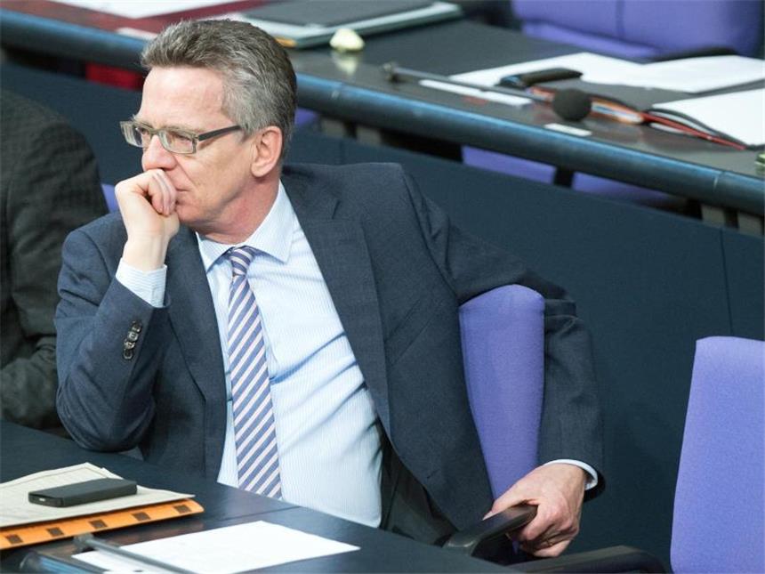 Linke und FDP fordern Rücktritt von Verfassungsschutz-Chef Maaßen «Wegducken»: Bundesinnenminister Thomas de Maiziere ist seit der Affäre um den Blog «Netzpolitik.org» nicht sonderlich redselig. Foto: Maurizio Gambarini