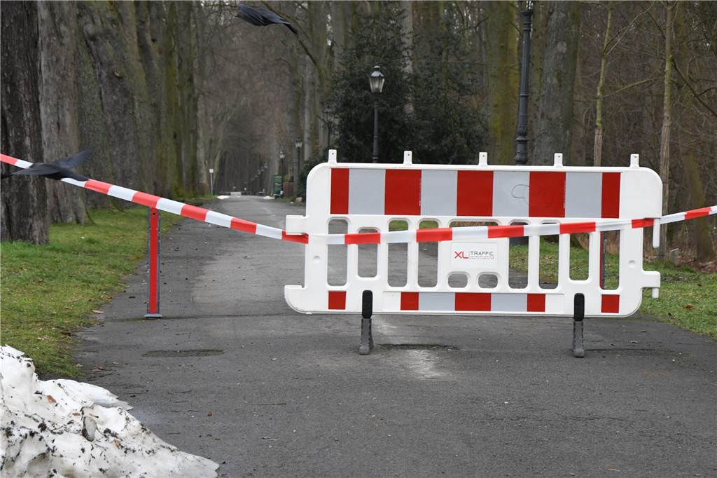 Dreharbeiten im Schloss Nordkirchen: Warum gibt es im Schlosspark Sperrungen? Wege entlang der Gräfte des Schlosses Nordkirchen sind für die Öffentlichkeit nicht zugänglich.
