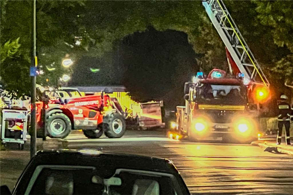 Die längsten Einsätze der Dortmunder Feuerwehr seit 2020 Die Feuerwehr beim Einsatz im Dorstfelder Gewerbegebiet.