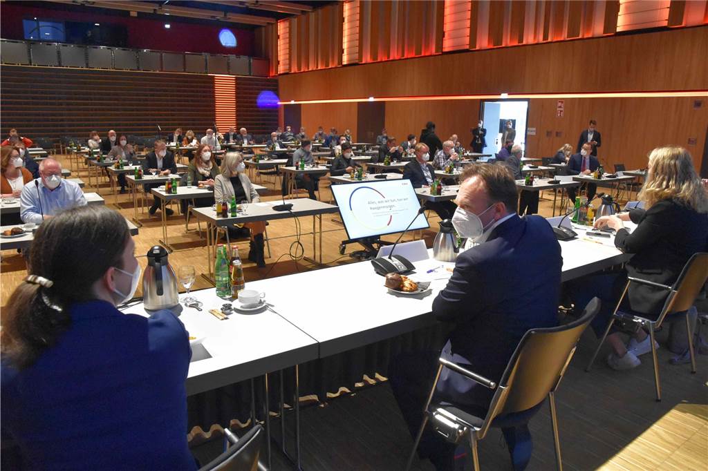 Delegierte wählen Jens Spahn (40) eindeutig, aber nicht einstimmig Wegen Corona-Schutzregeln war die Delegiertenzahl minimiert worden.