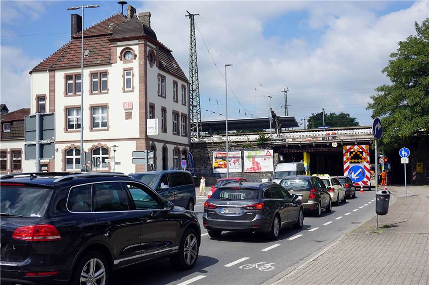 Leitplanken werden komplett erneuert Wegen der Arbeiten an den Leitplanken ist auch am Donnerstag noch mit Staus zu rechnen.