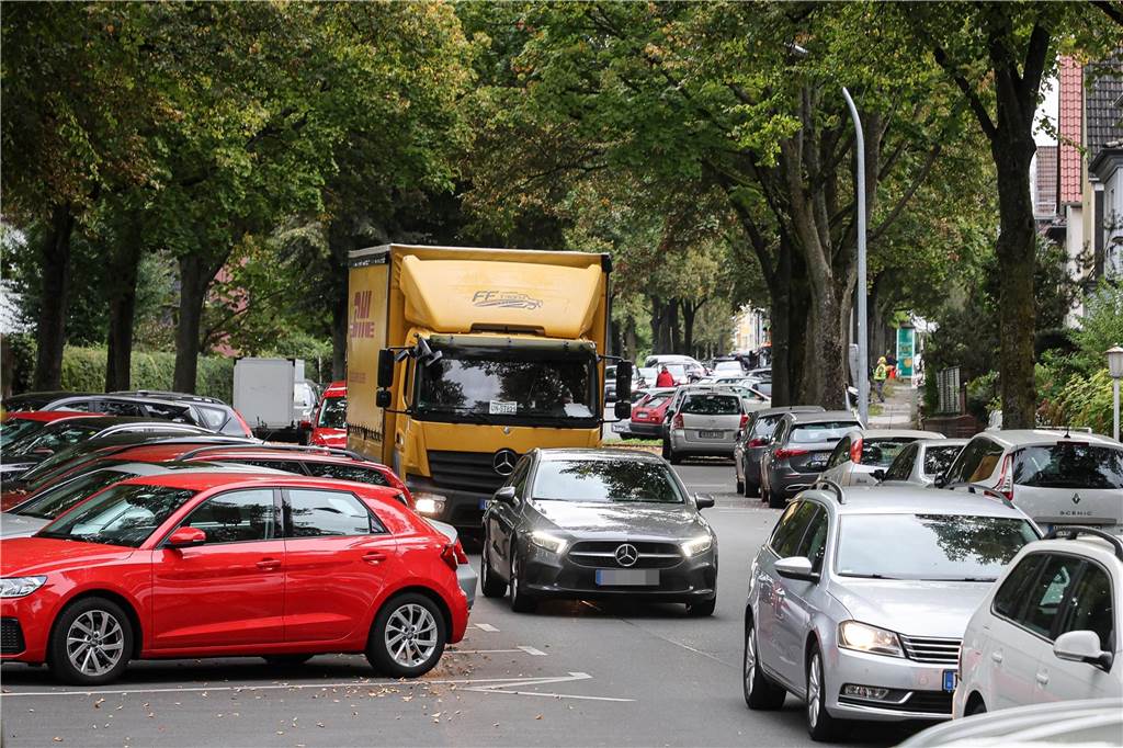 Wegen der B1-Sperrung ist es am Donnerstagmorgen voll auf der Ausweichstrecke durch die nördliche Gartenstadt. 