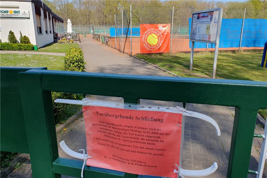 Die Castrop-Rauxeler Tennis-Clubs warten auf das Signal aus Düsseldorf Wegen der Corona-Krise ist die Tennisanlage des TuS Ickern am Kattenstätter Busch derzeit gesperrt.