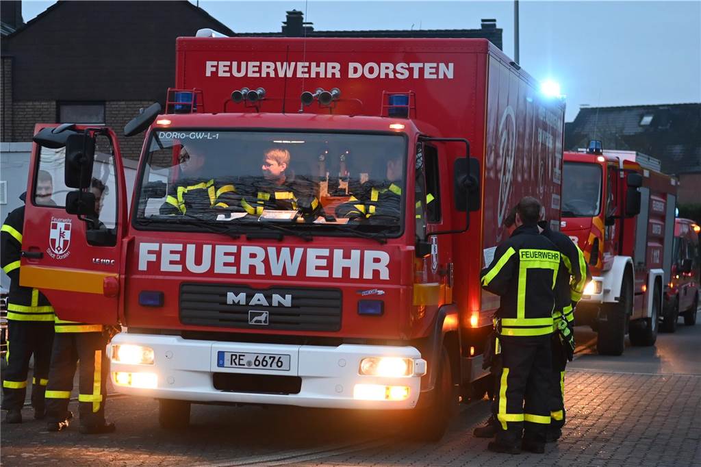 Wohnungsbrand in Dorstener Mehrfamilienhaus Wegen der dichten Bebauung und einer zunächst unklaren Lage rückte die Feuerwehr mit einem Großaufgebot aus.