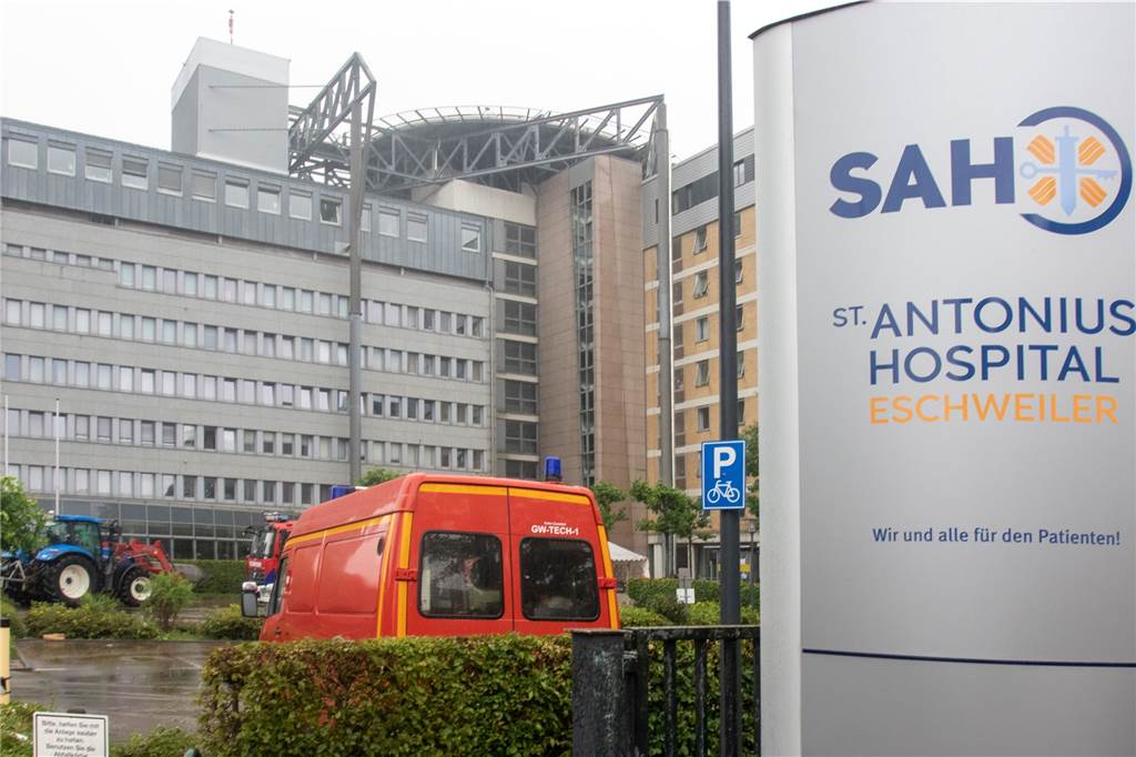 DRK im Katastropheneinsatz: „Es sah aus wie in einem Kriegsgebiet“ Wegen der dramatischen Hochwasserlage musste das Krankenhaus in Eschweiler bei Aachen evakuiert werden. 30 DRK-Einsatzkräfte aus dem Kreis – auch aus Heek – waren vor Ort im Einsatz.