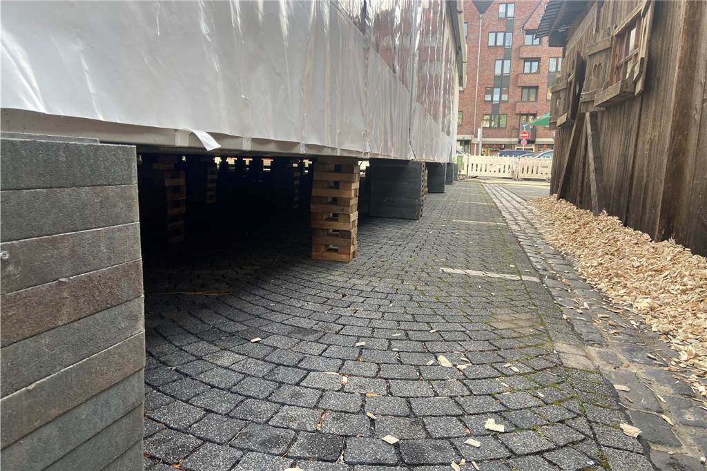„Ab ins Zelt 2022“ wird halbes Open-Air: Weihnachtsmarkt ist eröffnet 60cm hohe Stufe am Castroper-Adventszelt
