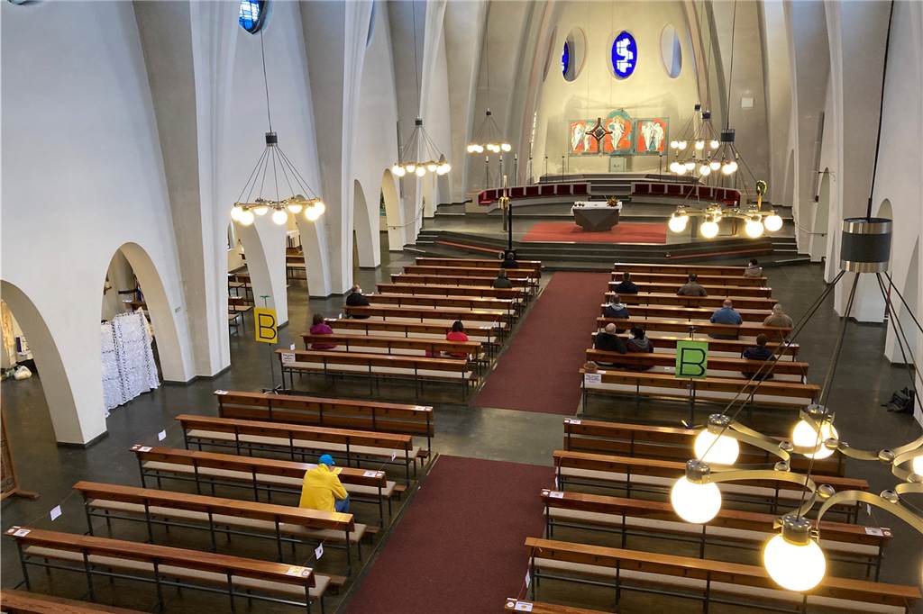 Castrop-Rauxels Impfkirche eröffnet: Über 260 Impfungen am ersten Tag Wegen der Gottesdienst-Auflagen sind die Bänke in der Kirche bereits mit Platznummern und Absperrungen versehen.