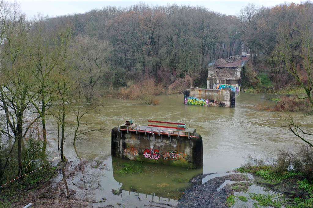 Bau der Behelfsbrücke verzögert sich: Verkehrsfreigabe im Mai 2024 Wegen der Regenfälle der vergangenen Tage führt die Lippe derzeit viel Wasser. Das beeinträchtigt auch die Arbeiten an der Lippebrücke in Hervest.