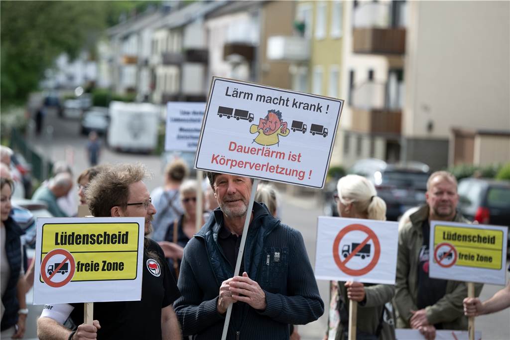 A45-Talbrücke: NRW-Verkehrsministerium geht Neubau nicht schnell genug „Lärm macht krank!“ steht bei einer Demonstration gegen die Belastung durch die Sperrung Talbrücke Rahmede auf einem Plakat.