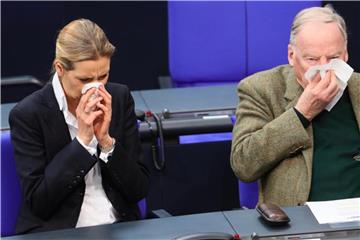 Wegen der Umfragewerte verschnupft? AfD-Fraktionschefin Alice Weidel und Alexander Gauland putzen sich synchron die Nase. Foto: Michael Kappeler