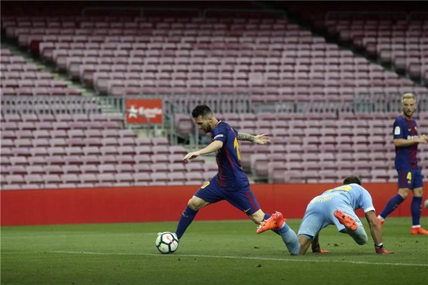 Barça siegt ohne Fans - Streit nach Unruhen um Referendum Wegen der Unruhen beim umstrittenen Referendum über die Unabhängigkeit Kataloniens fand das Spiel ohne Zuschauer statt. Foto: Manu Fernandez
