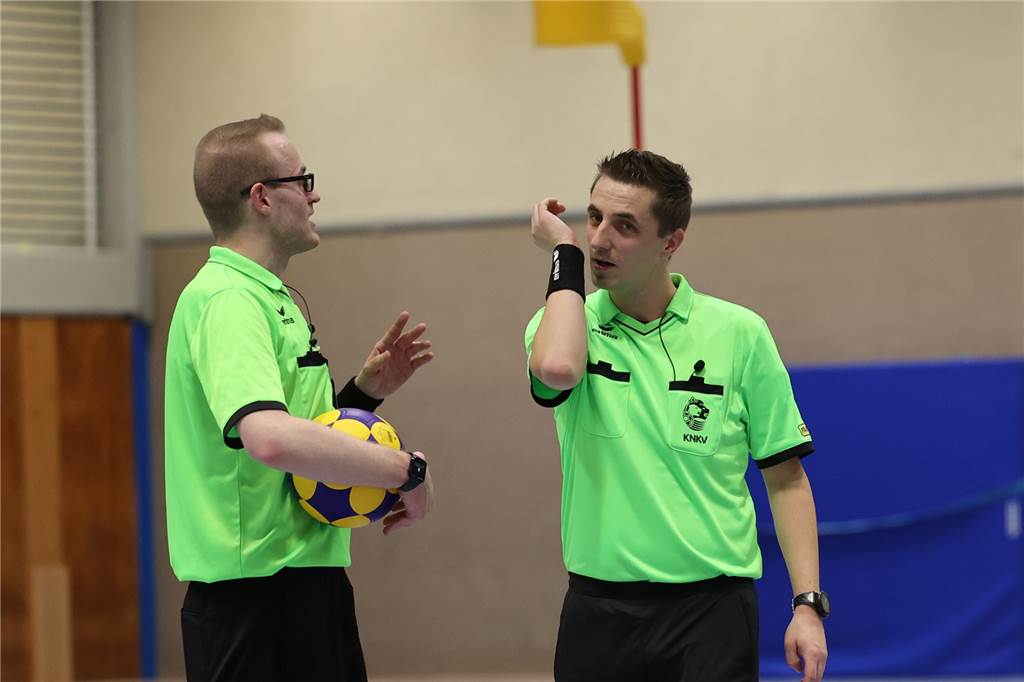 Regionalliga: Adler Rauxel kommt gegen Schweriner KC unter die Räder Wegen des anhaltenden Schiedsrichter-Mangels war für das Derby aus den Niederlanden Jeffrey Miechels (r) vom KNKV angereist und leitete das Duell mit Jan Weber-Winkels.
