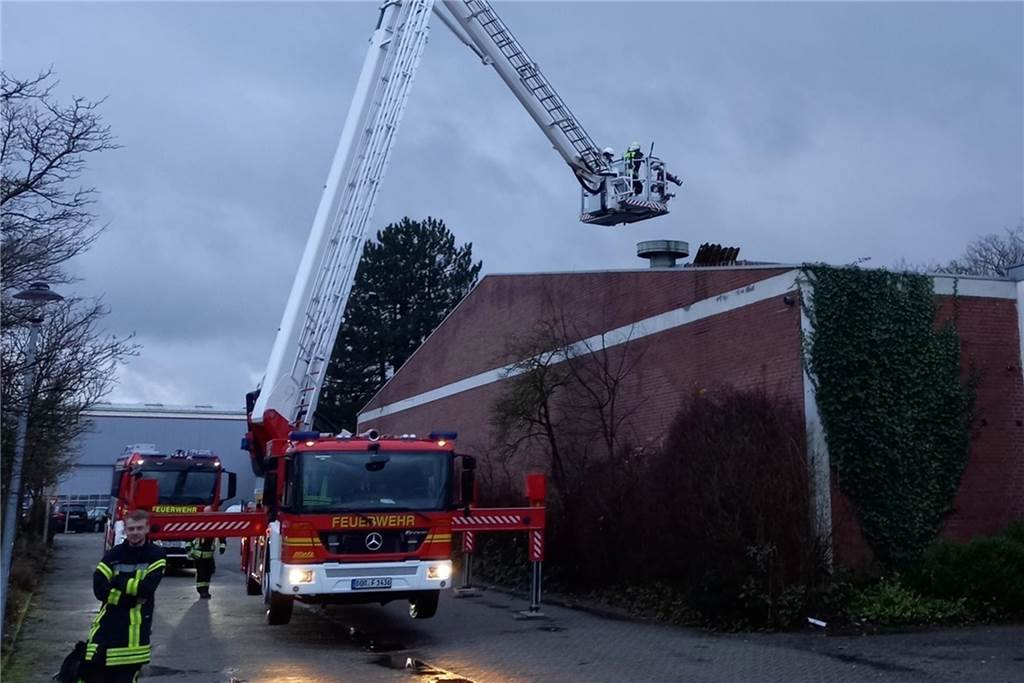 Unwetter wütet in Stadtlohn: Windhose deckt ganze Dächer ab Wegen des Auslösens einer Brandmeldeanlage war die Feuerwehr zu Hülsta ausgerückt. Vor Ort zeigte sich dann ein Bild der Verwüstung. Das Dach einer Halle war stark getroffen worden.