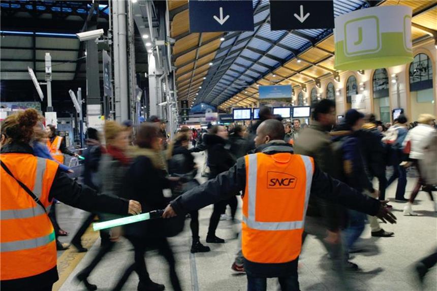 Streik behindert wieder Bahnverkehr in Frankreich Wegen des Bahnstreiks in Frankreich müssen sich Zugreisende wieder auf massive Ausfälle einstellen. Foto: Christophe Ena