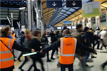 Wegen des Bahnstreiks in Frankreich müssen sich Zugreisende wieder auf massive Ausfälle einstellen. Foto: Christophe Ena