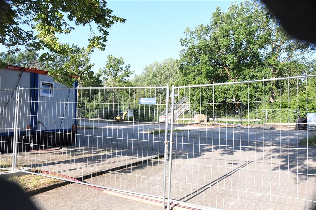 Verbesserungen am Bahnhof Capelle: Nicht nur an der Rampe tut sich was Wegen des Baus der Rampen ist der Parkplatz am Bahnhof Capelle gesperrt.
