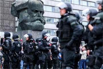 Wegen des Großeinsatzes der Polizei in Chemnitz wurde das Zweitliga-Spiel von Dynamo Dresden gegen den Hamburger SV abgesagtz. Foto: Jan Woitas
