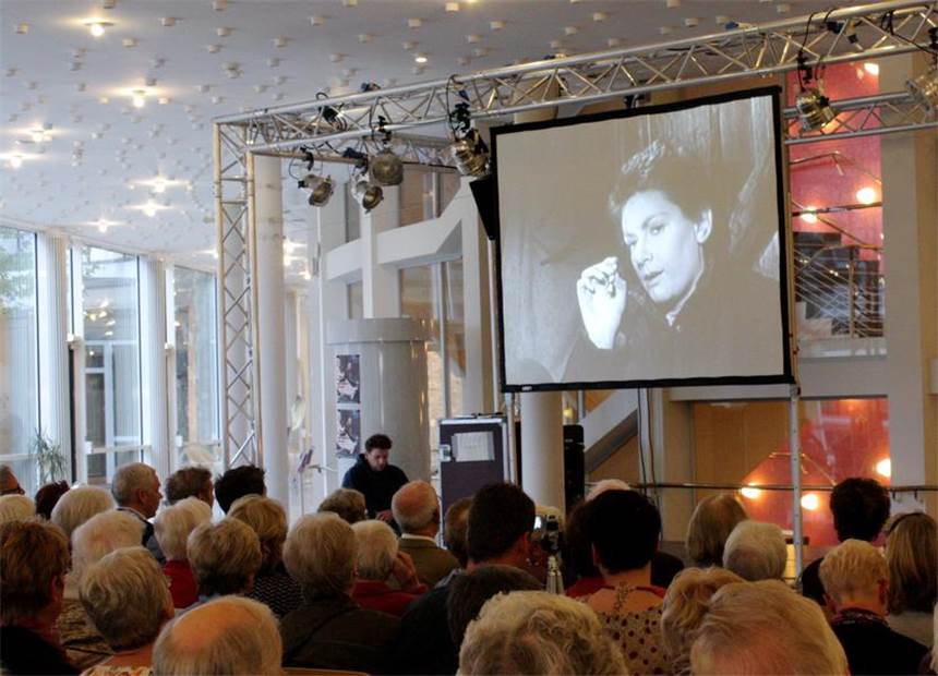 Königin der Zwischentöne Wegen des großen Interesses wurde der Filmabend vom Theatertreff ins Foyer verlegt.