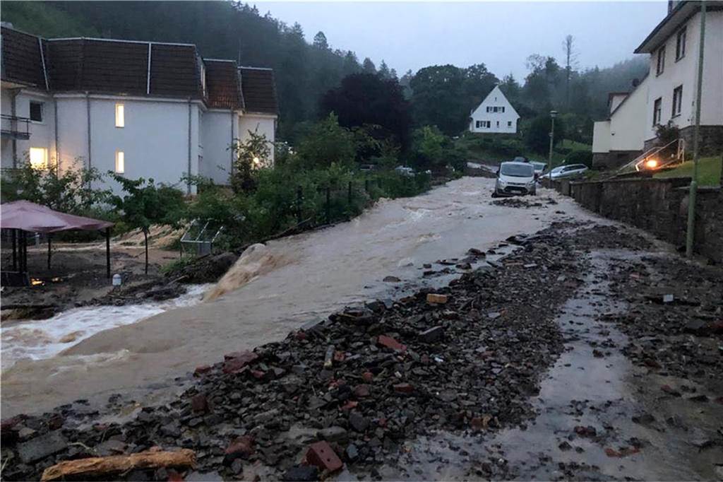 Unwetter in NRW: Chaos und Verwüstung in Hagen - Feuerwehrmann stirbt im Einsatz - Liveblog Wegen des heftigen Unwetters und dessen Folgen kam in Hagen der Krisenstab zusammen.
