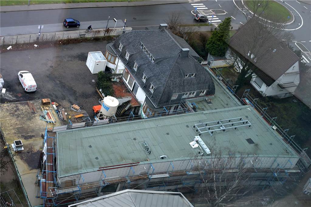 Neubau Stadtmuseum: Trotz kleinerer Verzögerungen ist Fortschritt sichtbar Wegen des hohen Energiebedarfs des Anbaus muss dort ein anderer Stromanschluss installiert werden. Auch die Gestaltung des Außengeländes soll bald angegangen werden.