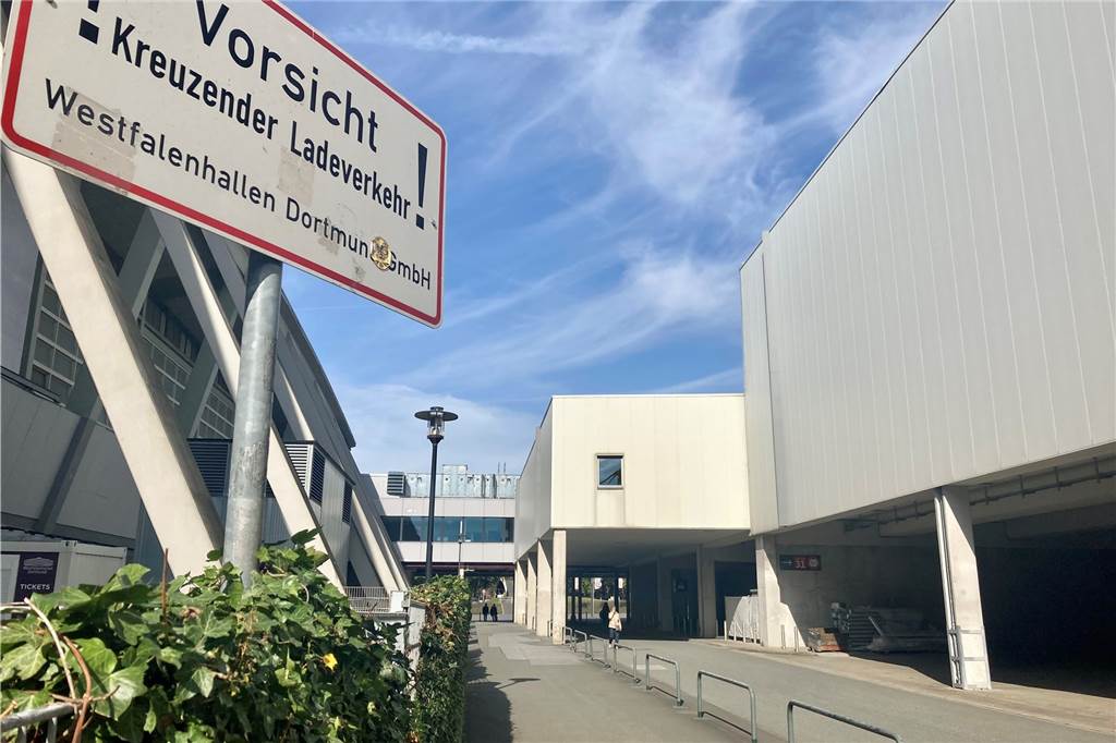 Streit um Weg an Messehallen: Jurist zweifelt an Haftung für Politiker Wegen des Ladeverkehrs bei Messebetrieb würden die Westfalenhallen gern den Weg zwischen den Hallen 3 und 4 zumindest zeitweise für die Öffentlichkeit schließen.