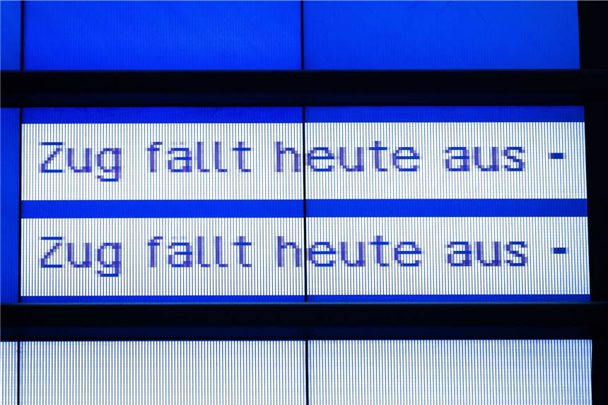 Jetzt Re-Live: Der erste Morgen des Lokführerstreiks in Unna Wegen des Lokführerstreiks hat die Deutsche Bahn für Mittwoch und Donnerstag 75 Prozent ihrer Fernzüge gestrichen. Einen weitgehend störungsfreien Verkehr erwartet die Bahn erst wieder für den Freitag, wie das Unternehmen am Dienstag in Berlin mitteilte.