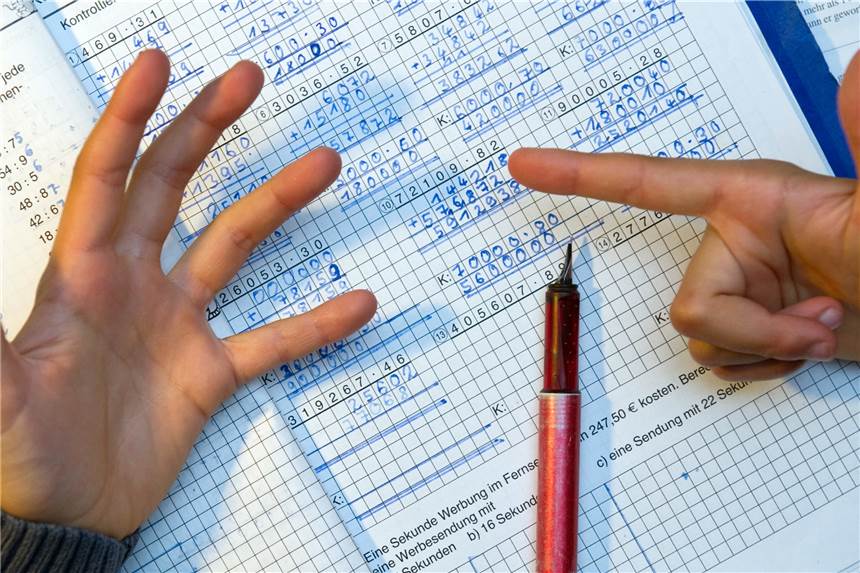 Bund und Länder beraten über geplante „Nachhilfe-Milliarde“ Wegen des massiven Schulausfalls in der Corona-Krise planen Bund und Länder ein umfangreiches Programm für Schüler, um entstandene Lernrückstände aufzuholen.