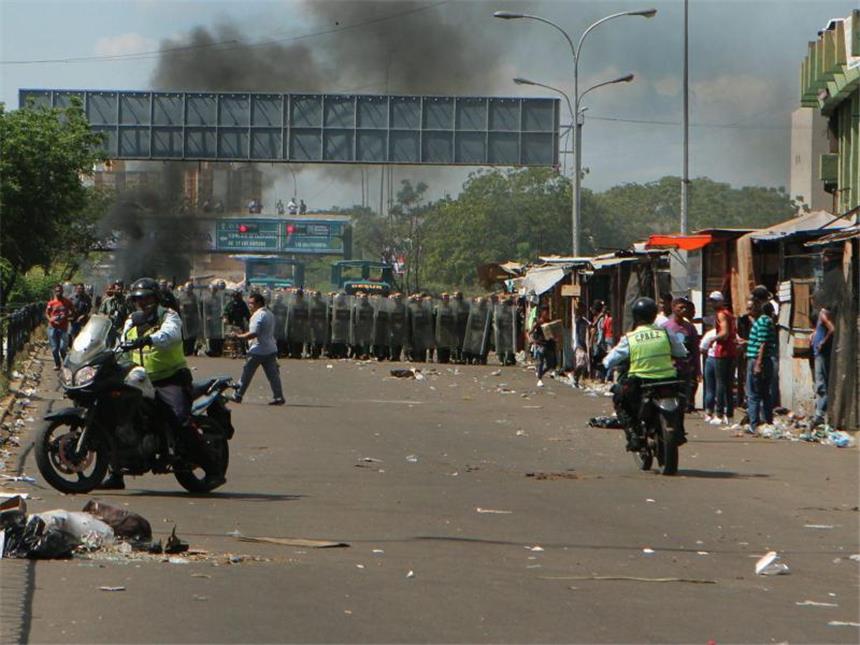 Nach heftigen Protesten: Venezuela gibt Bargeld wieder frei Wegen des niedrigen Ölpreises besitzt das Land kaum noch Devisen. Foto: Humberto Matheus