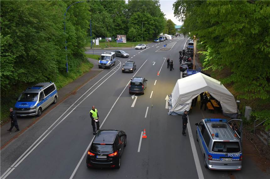 Großaufgebot der Polizei kontrollierte Gäste beim Bandidos-Sommerfest in Westhofen Wegen des Sommerfests der Bandidos hat die Polizei am Samstagabend auf der Wannebachstraße Auto- und Motorradfahrer kontrolliert.