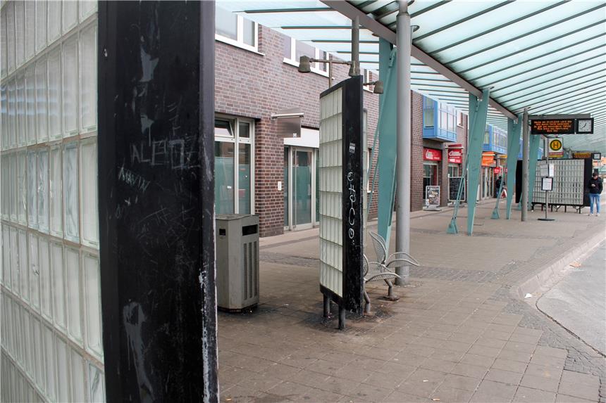 Verdi-Warnstreik legt am Mittwoch Lünen lahm Wegen des Streiks blieben am Mittwoch viele Busse der VKU stehen. Das wirkte sich auf den Betrieb am Lüner Busbahnhof auf - um die Mittagszeit waren dort kaum Menschen.