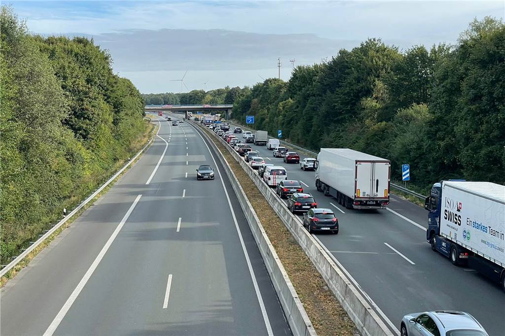 Unfall auf der A 31 in Dorsten: Auto kracht in Lkw Wegen des Unfalls auf der A 31 in Richtung Emden staute sich der Verkehr am Montagmorgen.
