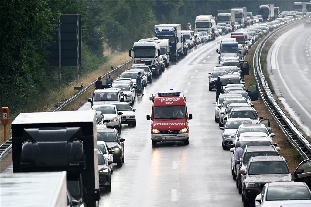 Schwerer Unfall auf A31 bei Dorsten: Autobahn musste gesperrt werden - lange Rückstaus Wegen des Unfalls auf der A31 bei Dorsten kam es zu einem langen Stau in Fahrtrichtung Borken.