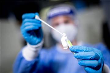 Wegen des Verdachts auf eine Infektion mit der Omikron-Variante des Coronavirus wurden 120 Schülerinnen und Schüler in Dinslaken in Quarantäne geschickt.