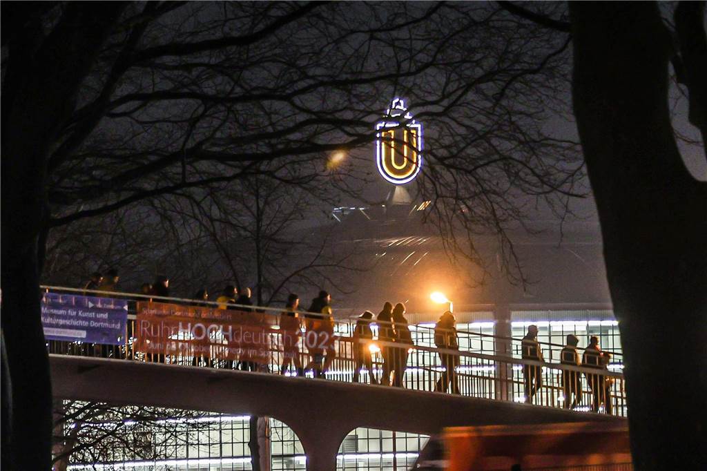 Wegen des Warnstreiks von Verdi fuhren am Freitag (3.3.) keine Busse und Bahnen zum BVB-Stadion. Viele Fans kamen deswegen zu Fuß zum Spiel, denn die Parkplätze waren knapp.