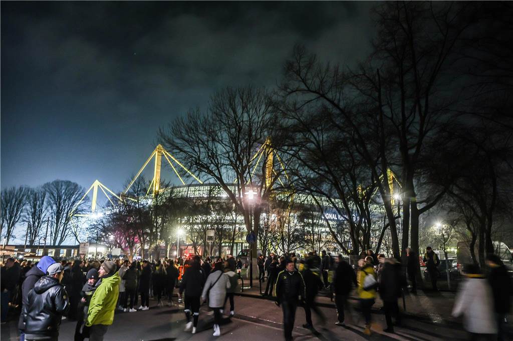 Wegen des Warnstreiks von Verdi fuhren am Freitag (3.3.) keine Busse und Bahnen zum BVB-Stadion. Viele Fans kamen deswegen zu Fuß zum Spiel, denn die Parkplätze waren knapp.