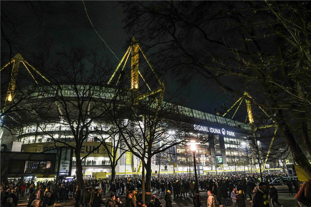 Wegen des Warnstreiks von Verdi fuhren am Freitag (3.3.) keine Busse und Bahnen zum BVB-Stadion. Viele Fans kamen deswegen zu Fuß zum Spiel, denn die Parkplätze waren knapp.