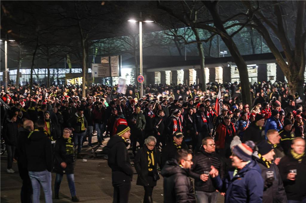 Wegen des Warnstreiks von Verdi fuhren am Freitag (3.3.) keine Busse und Bahnen zum BVB-Stadion. Viele Fans kamen deswegen zu Fuß zum Spiel, denn die Parkplätze waren knapp.