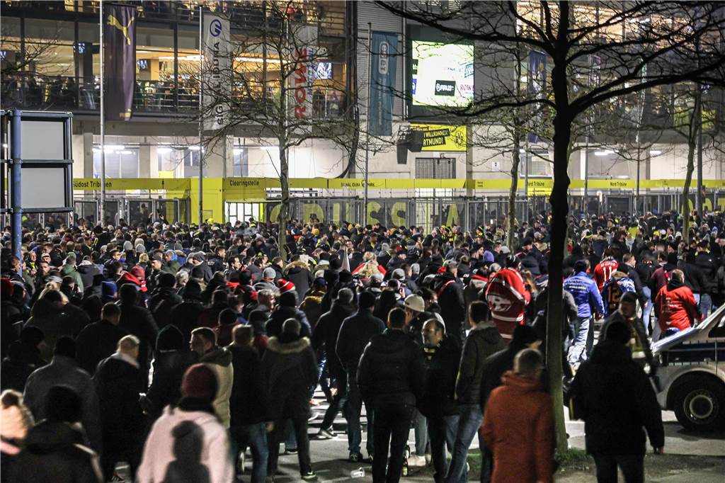 Wegen des Warnstreiks von Verdi fuhren am Freitag (3.3.) keine Busse und Bahnen zum BVB-Stadion. Viele Fans kamen deswegen zu Fuß zum Spiel, denn die Parkplätze waren knapp.