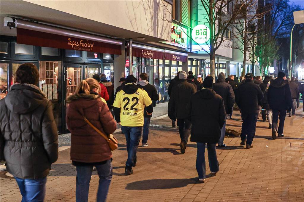 Wegen des Warnstreiks von Verdi fuhren am Freitag (3.3.) keine Busse und Bahnen zum BVB-Stadion. Viele Fans kamen deswegen zu Fuß zum Spiel, denn die Parkplätze waren knapp.