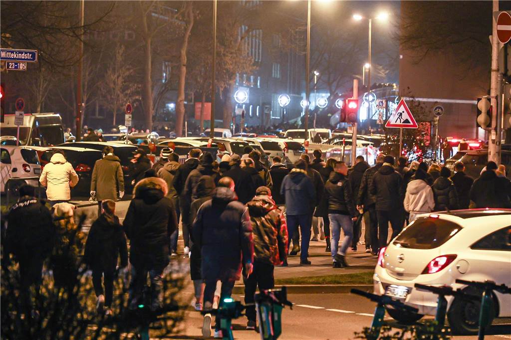 Wegen des Warnstreiks von Verdi fuhren am Freitag (3.3.) keine Busse und Bahnen zum BVB-Stadion. Viele Fans kamen deswegen zu Fuß zum Spiel, denn die Parkplätze waren knapp.
