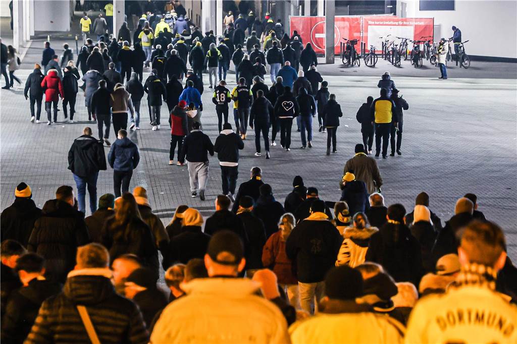 Wegen des Warnstreiks von Verdi fuhren am Freitag (3.3.) keine Busse und Bahnen zum BVB-Stadion. Viele Fans kamen deswegen zu Fuß zum Spiel, denn die Parkplätze waren knapp.