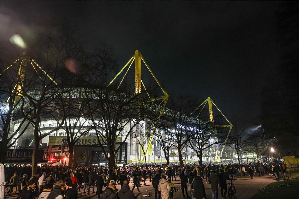 Wegen des Warnstreiks von Verdi fuhren am Freitag (3.3.) keine Busse und Bahnen zum BVB-Stadion. Viele Fans kamen deswegen zu Fuß zum Spiel, denn die Parkplätze waren knapp.