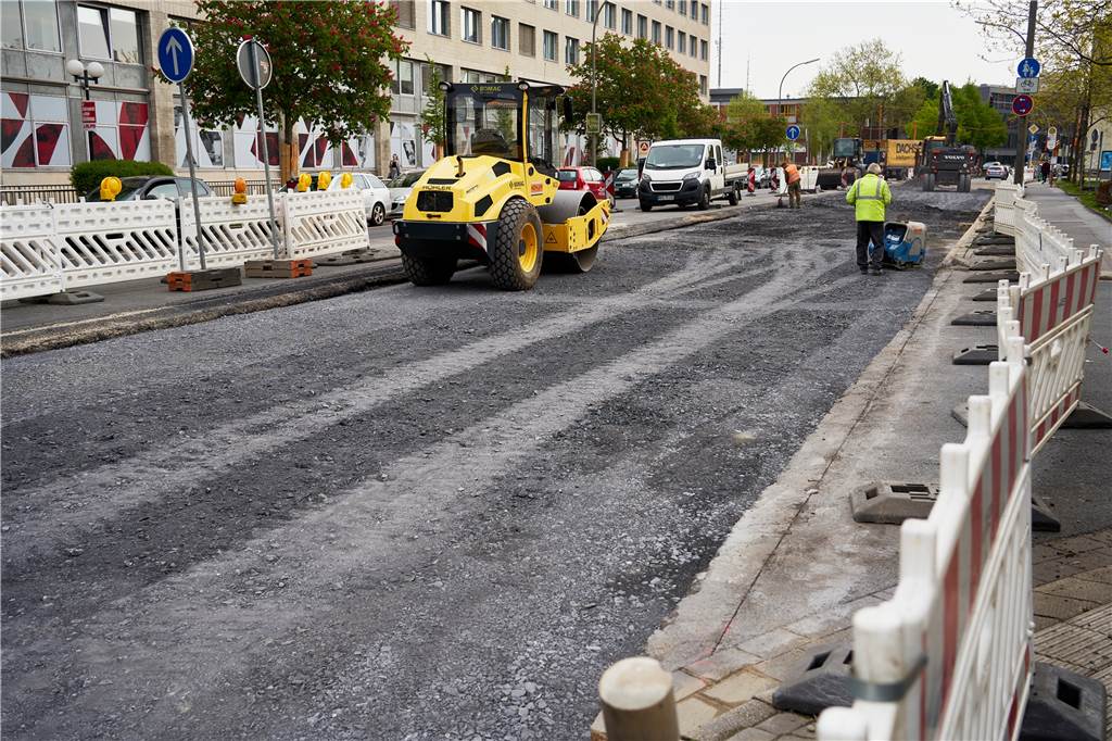 Fernbusbahnhof monatelang verlegt: „Nervig und schwierig zu finden“ Wegen dieser Baustelle kann der ZOB nicht befahren werden.