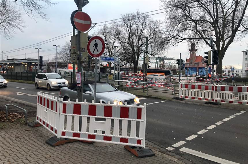 Zugang zu Stadtbahn-Haltestelle ist teilweise gesperrt: Fahrgäste klettern über Absperrung Wegen einer ausgefallenen Ampel sind Zugänge zur Stadtbahnhaltestelle Hafen gesperrt.