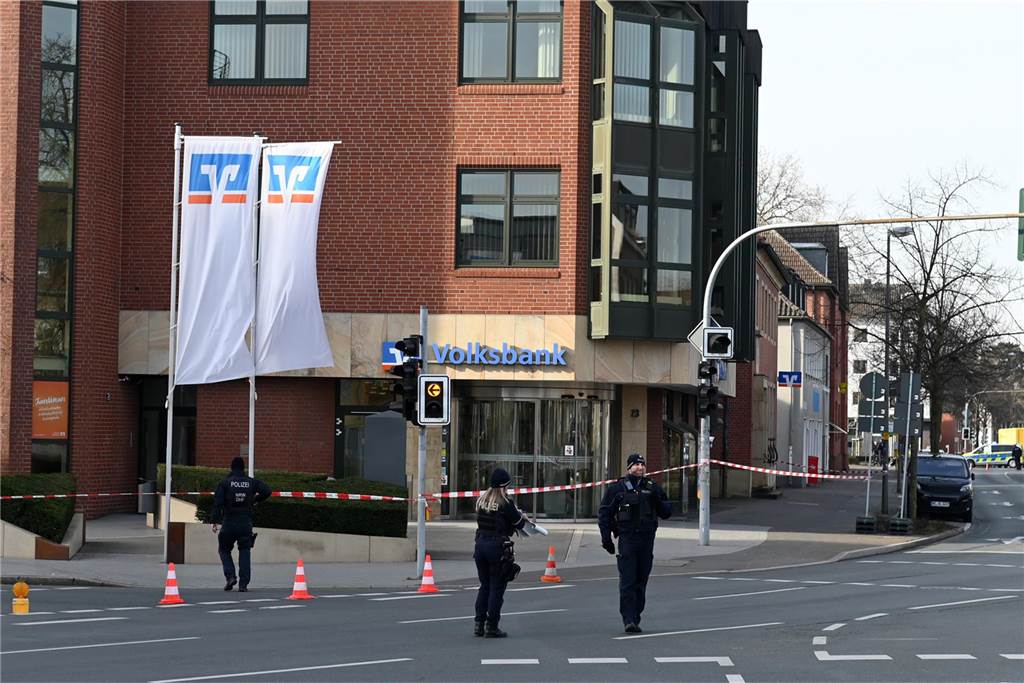 Kriminalitäts-Rückblick: Messerattacken, Bombendrohungen und Amokalarm Wegen einer Bombendrohung hatte die Polizei einen Radius von 100 Metern rund um die Volksbank-Hauptstelle in Dorsten geräumt.