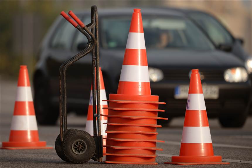 Fahrbahn abgesenkt - Wichtige Dortmunder Straße voll gesperrt Wegen einer Fahrbahnabsenkung muss die Wickeder Straße in beide Richtungen gesperrt werden.