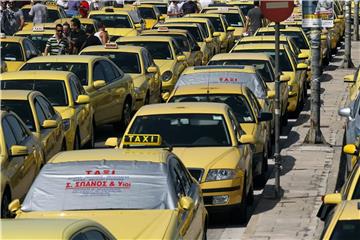 Wegen einer neuen Regelung fürchten griechische Taxifahrer die Konkurrenz von Autovermietern. Daher sind sie nun in einen 24-stündigen Streik getreten. Foto: Orestis Panagiotou/ANA-MPA/Archiv