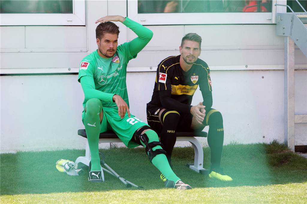 Spätstarter als solide Größe auf der Bank: Der neue BVB-Torhüter Alexander Meyer Wegen einer schweren Knieverletzung musste Alexander Meyer (l.) während seiner Stuttgarter Zeit lange pausieren.