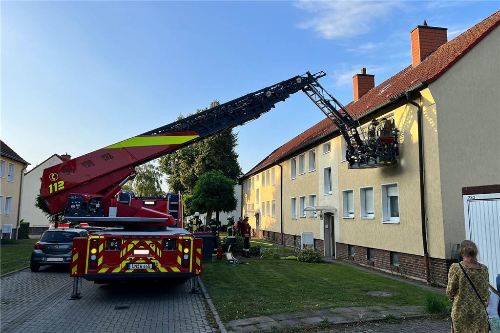 Brennende Mülltonnen und vollgelaufener Keller: Feuerwehr muss achtmal ausrücken Wegen eines ausgelösten Heimrauchmelders wurde die Drehleiter ausgefahren, um über ein Fenster in die Wohnung zu gelangen.