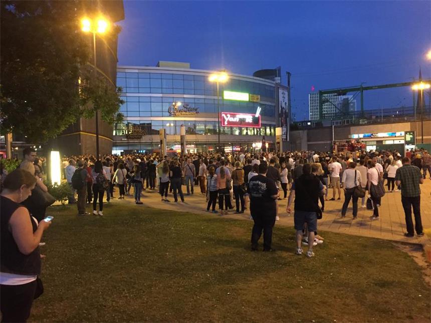 Feuer im Kino - Polizei nimmt Brandstifter fest Wegen eines Feuers ist das Cinestar am Samstagabend evakuiert worden. Etwa 1000 Menschen waren davon betroffen.